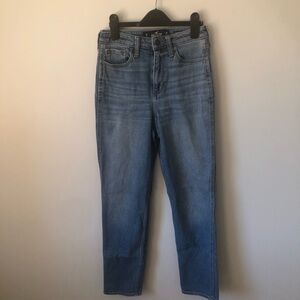Hollister Ultra High-Rise Mom Jeans